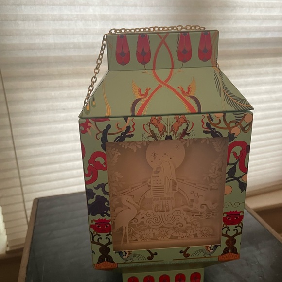 Lady M Netflix Over the Moon Cake Box - Picture 2 of 3